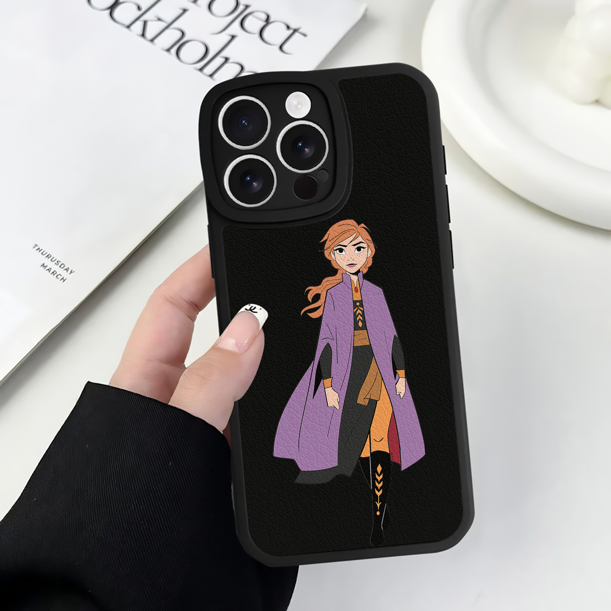 （画像用） アナと雪の女王 アンナ エルサ Frozen Anna Elsa 【iPhone 16シリーズ対応】シリコンスマホケース（レザー調） 材質：シリコン